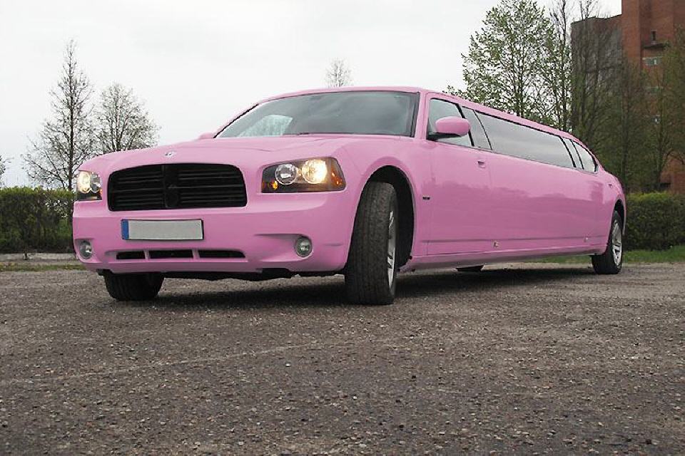 Pinke Dodge Charger Stretchlimousine