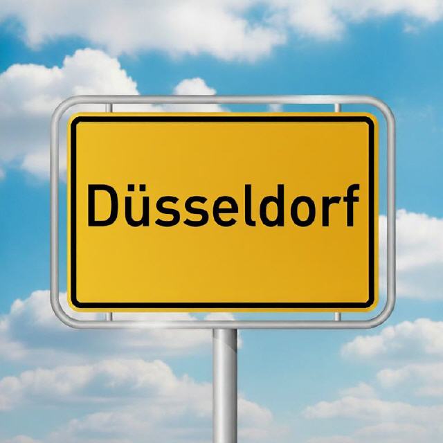 D&uuml;sseldorfer Stra&szlig;enschild vor einem blauen Himmel