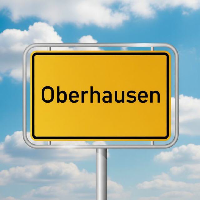 Oberhausener Stra&szlig;enschild vor einem blauen Himmel