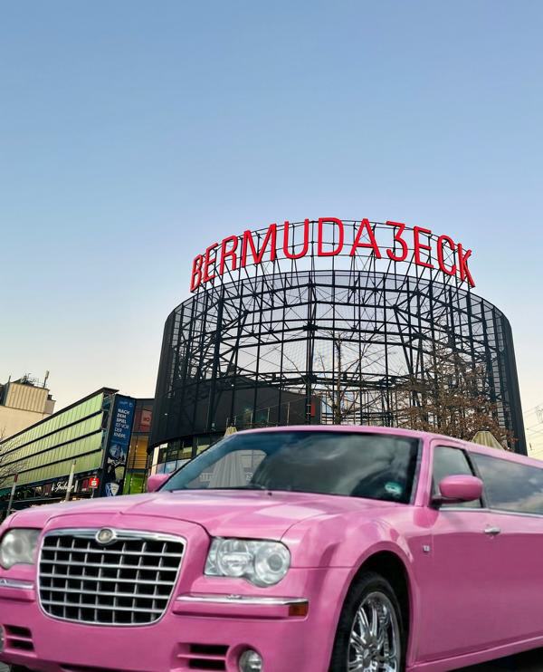pinke Limousine vor dem Bochumer Bermuda3Eck