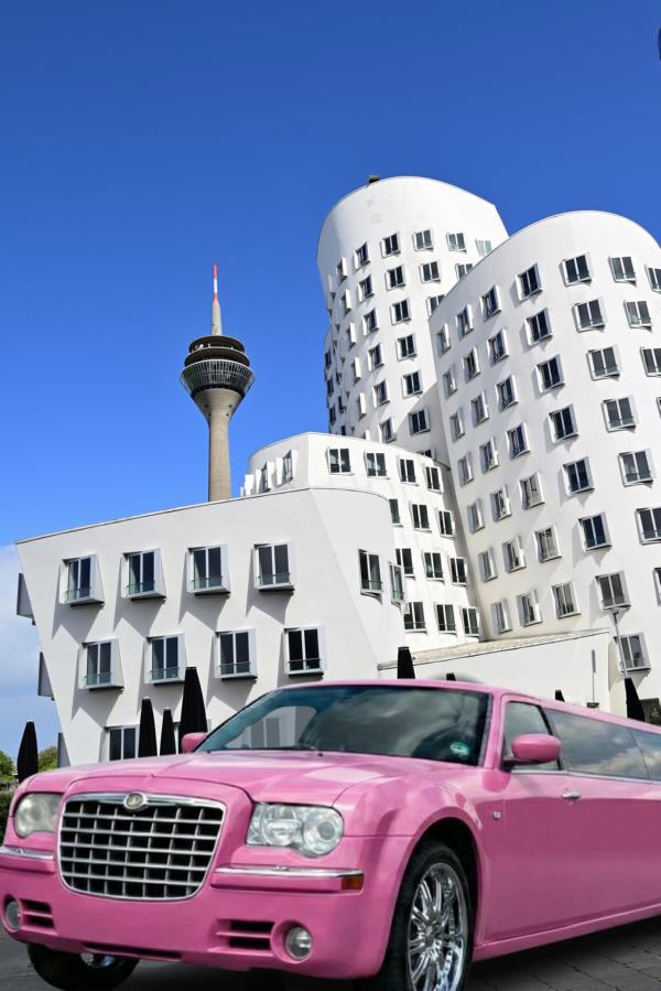 pinke Stretchlimousine vor D&uuml;sseldorf Gehry Bauten
